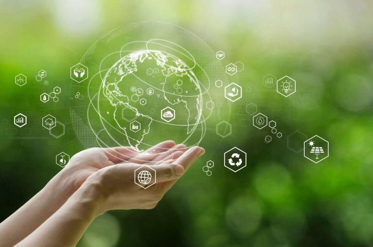 manos sosteniendo el planeta para cuidar la infraestructura digital sostenible